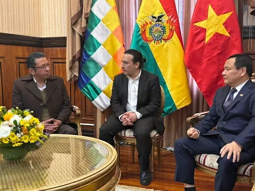 Đại sứ Bùi Văn Nghị trình Thư ủy nhiệm lên Tổng thống Bolivia Đại sứ Bùi Văn Nghị trình Thư ủy nhiệm lên Tổng thống Bolivia