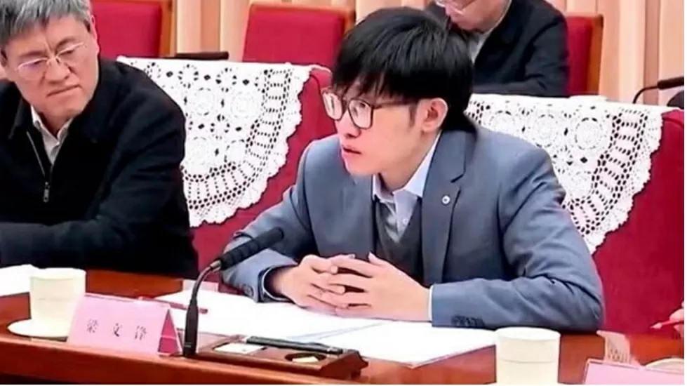 Người sáng lập DeepSeek Liang Wenfeng trả lời các câu hỏi từ các chuyên gia trong ngành tại một hội thảo ở Bắc Kinh tuần trước sau khi DeepSeek phát hành mô hình lý luận AI của mình. (Nguồn: CCTV) Người sáng lập DeepSeek Liang Wenfeng trả lời các câu hỏi từ các chuyên gia trong ngành tại một hội thảo ở Bắc Kinh tuần trước sau khi DeepSeek phát hành mô hình lý luận AI của mình. (Nguồn: CCTV)
