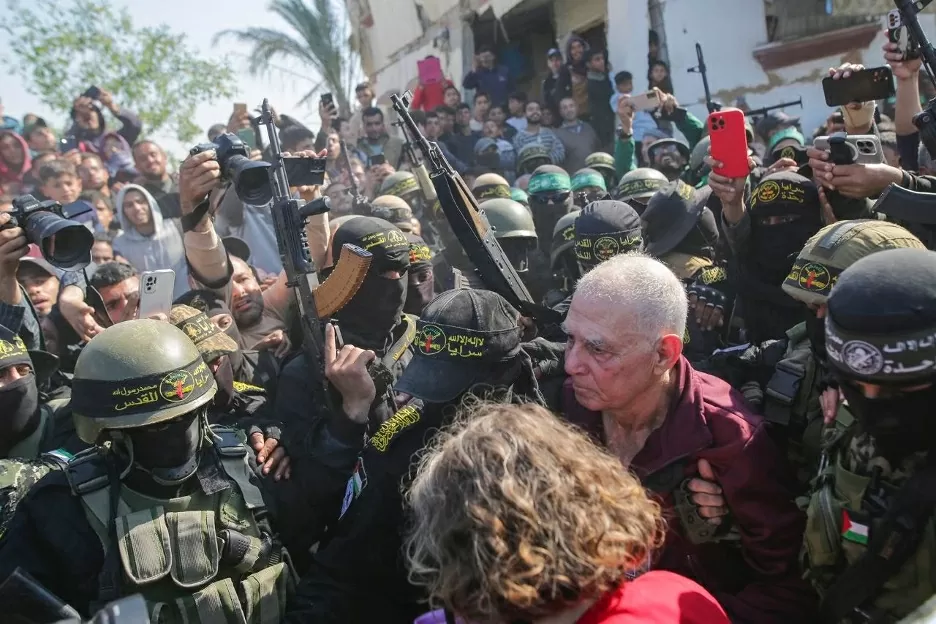 Tám con tin được thả khỏi Gaza trong bối cảnh hỗn loạn. (Nguồn: CNN) Tám con tin được thả khỏi Gaza trong bối cảnh hỗn loạn. (Nguồn: CNN)