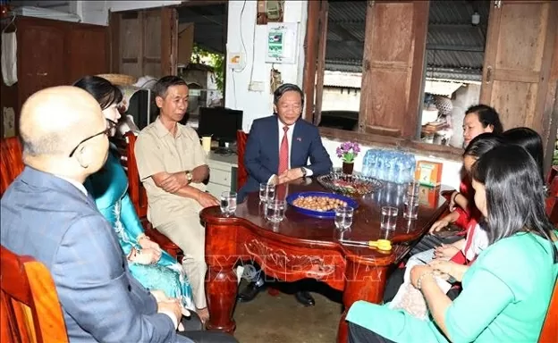 Đại sứ Nguyễn Minh Tâm đến thăm, chúc Tết gia đình cô giáo Nguyễn Thị Hiền, giáo viên dạy tiếng Việt tại Trường Đại học Quốc gia Lào, một gia đình với hai dòng máu Lào-Việt, luôn thúc đẩy việc gìn giữ, lưu truyền văn hoá - tiếng Việt tại Lào cho thế hệ trẻ Việt Nam và Lào. (Nguồn: TTXVN)