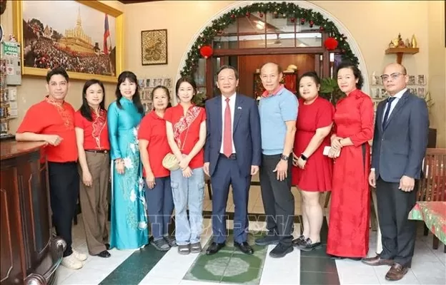 Đại sứ Nguyễn Mimh Tâm và Đoàn chụp ảnh cùng gia đình ông Lê Dũng. (Nguồn TTXVN) Đại sứ Nguyễn Mimh Tâm và Đoàn chụp ảnh cùng gia đình ông Lê Dũng. (Nguồn TTXVN)