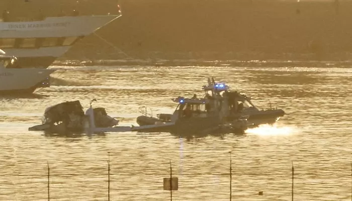 Lực lượng cứu hộ tại hiện trường va chạm của chuyến bay American Eagle 5342 với trực thăng Black Hawk vào ngày 30/1. (Nguồn: Reuters) Lực lượng cứu hộ tại hiện trường va chạm của chuyến bay American Eagle 5342 với trực thăng Black Hawk vào ngày 30/1. (Nguồn: Reuters)