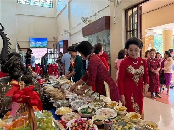 Mâm lễ cúng Bác có đầy đủ các món truyền thống của Tết Việt. (Ảnh: TTXVN) Mâm lễ cúng Bác có đầy đủ các món truyền thống của Tết Việt. (Ảnh: TTXVN)