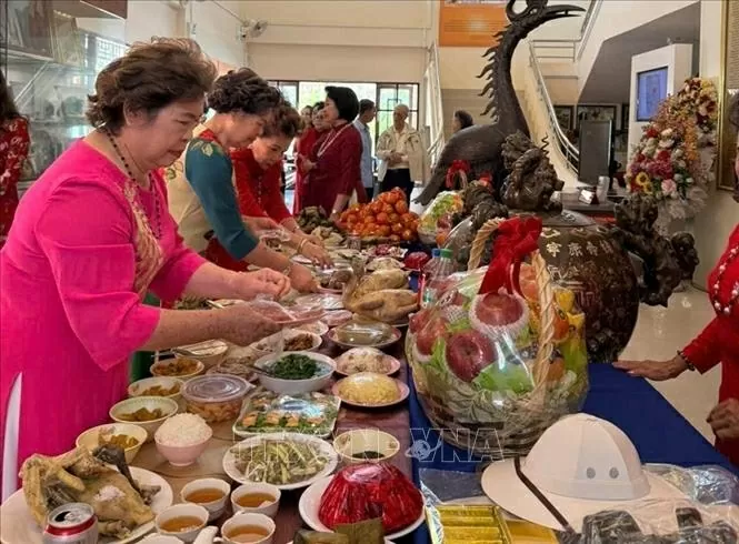 Kiều bào tại Udon Thani thành kính dâng mâm lễ cúng mời Bác về ăn Tết cùng bà con. (Ảnh: TTXVN)