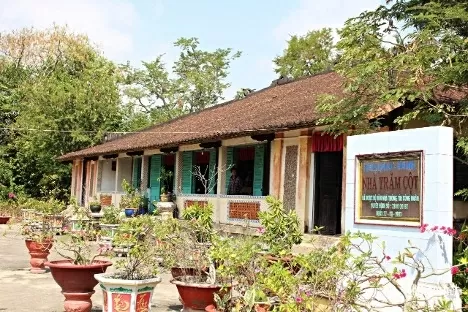 Từ tháng Chạp, bà Ngỏ đã chăm những chậu cây cảnh trước sân nhà và thăm nom mỗi ngày để chuẩn bị đón Tết. (Nguồn: Vietnamnet)