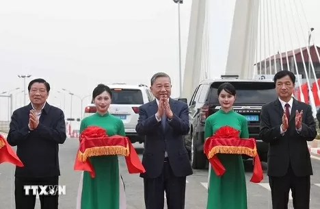 Tổng Bí thư Tô Lâm và đoàn công tác Trung ương thực hiện nghi thức khánh thành tuyến đường Lê Duẩn và cầu sông Vân, thành phố Hoa Lư, Ninh Bình. (Nguồn: TTXVN)