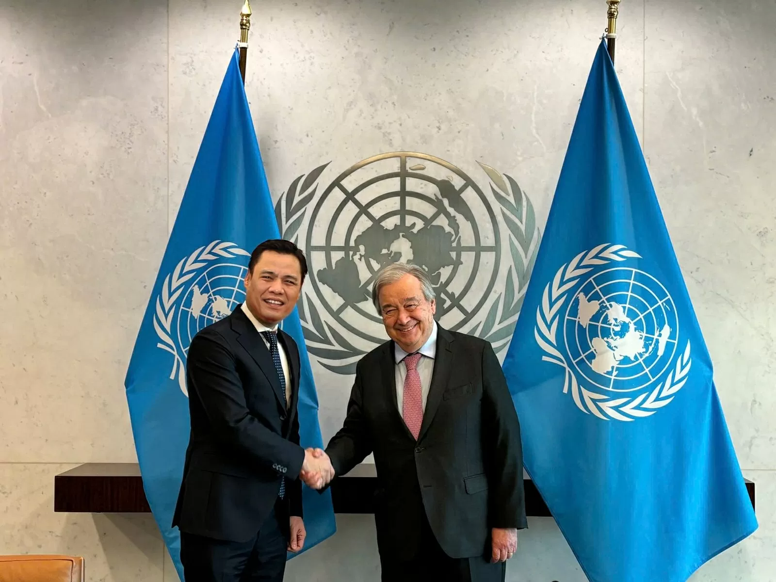 Đại sứ Đặng Hoàng Giang và Tổng thư ký Liên Hợp Quốc Antonio Guterres Đại sứ Đặng Hoàng Giang và Tổng thư ký Liên Hợp Quốc Antonio Guterres