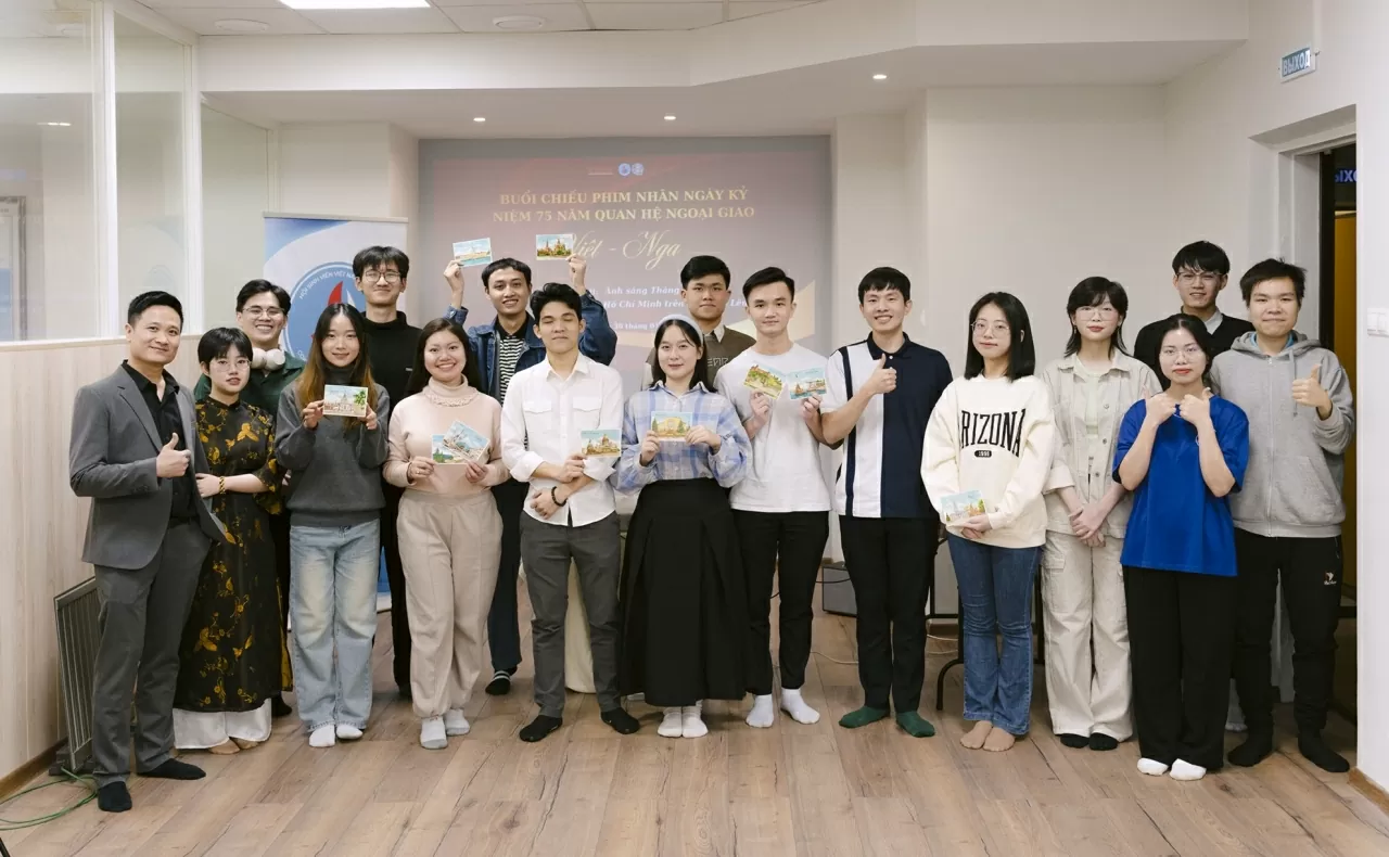 Các bạn sinh viên nhận những phần quà từ BTC và chụp ảnh lưu niệm.