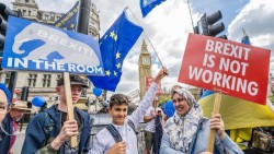 Một thập kỷ Brexit: Cổ phiếu và đồng Bảng Anh 'hụt hơi' so với Phố Wall và châu Âu