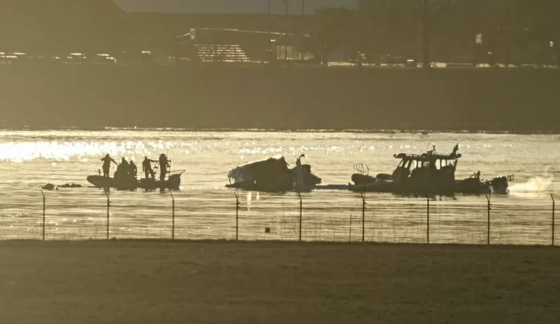 Lực lượng cứu hộ và thợ lặn tìm kiếm các nạn nhân trong vụ va chạm giữa máy bay chở khách của Hãng hàng không American Airlines với trực thăng Black Hawk của quân đội Mỹ gần sân bay quốc gia Reagan Washington. (Nguồn: Â) 