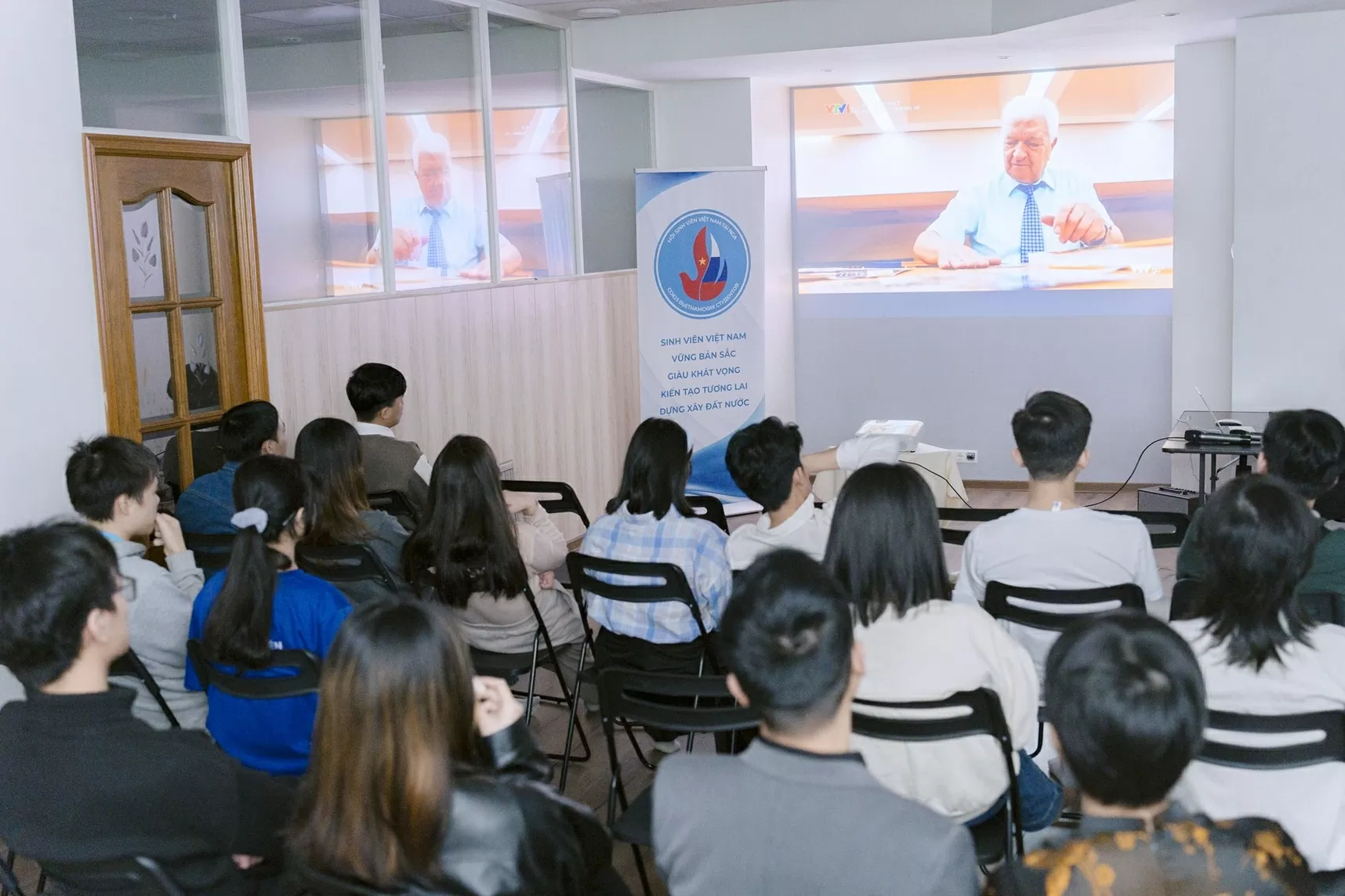 Các bạn sinh viên tại Nga tham dự buổi chiếu phim tài liệu.