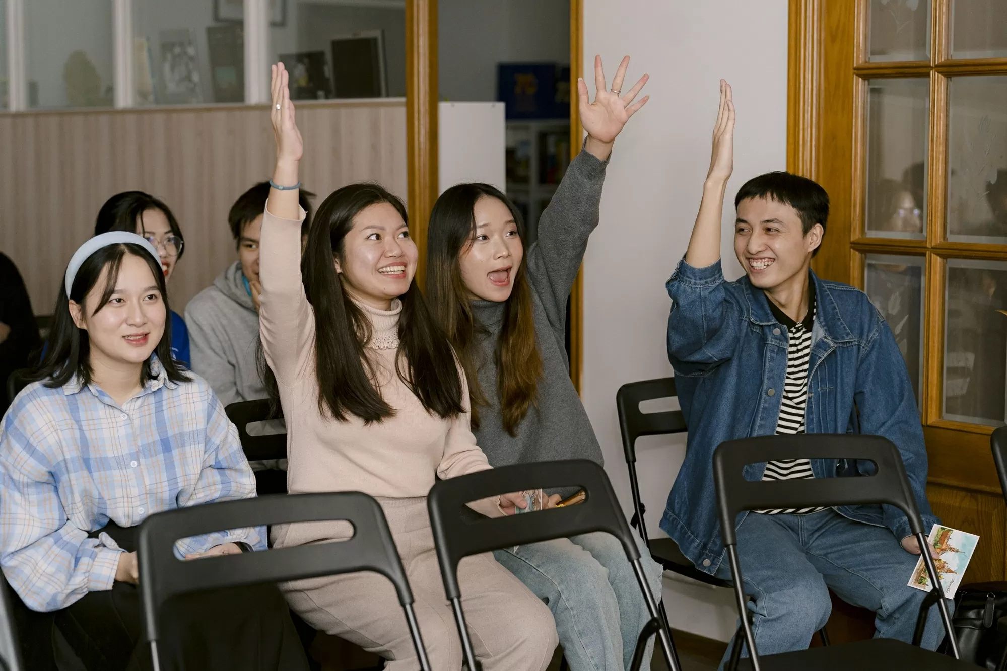 Các bạn sinh viên hào hứng tham gia trò chơi về nội dung bộ phim. Các bạn sinh viên hào hứng tham gia trò chơi về nội dung bộ phim.