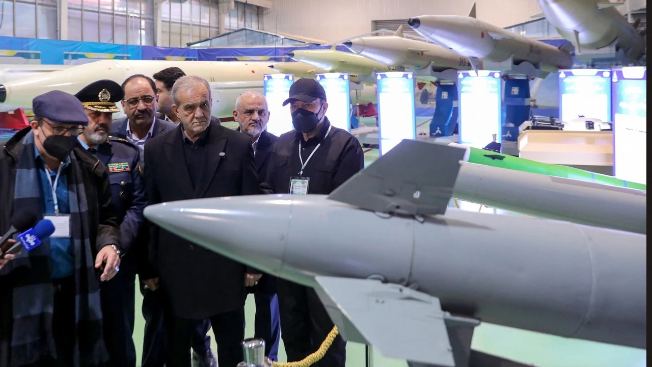 Củng cố năng lực phòng thủ, Iran ra mắt tên lửa đạn đạo Etemad