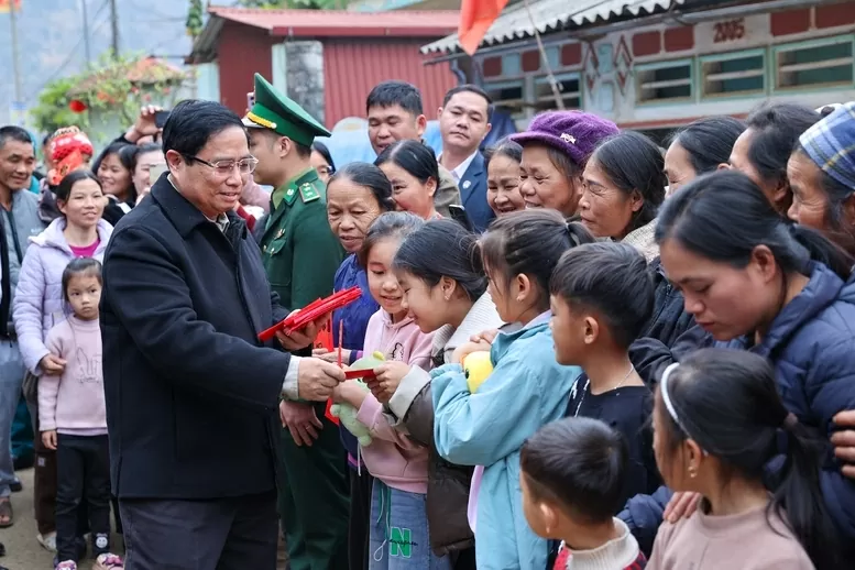 Thủ tướng mừng tuổi bà con nhân dân và các em nhỏ tại xã Đức Long, huyện Thạch An - Ảnh: VGP/Nhật Bắc Thủ tướng mừng tuổi bà con nhân dân và các em nhỏ tại xã Đức Long, huyện Thạch An - Ảnh: VGP/Nhật Bắc
