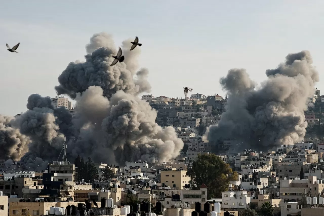 Khói bốc lên sau cuộc tấn công của Israel tại Jenin ngày 2/2. (Nguồn: Reuters)