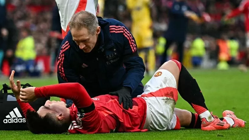 Martinez bật khóc rời sân, MU thua đơn thiệt kép Martinez bật khóc rời sân, MU thua đơn thiệt kép