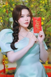 Sao Việt: Lý Nhã Kỳ đăng ảnh xinh đẹp, gợi cảm ngày đầu năm, Đan Trường tạo dáng thân thiết bên cô gái lạ