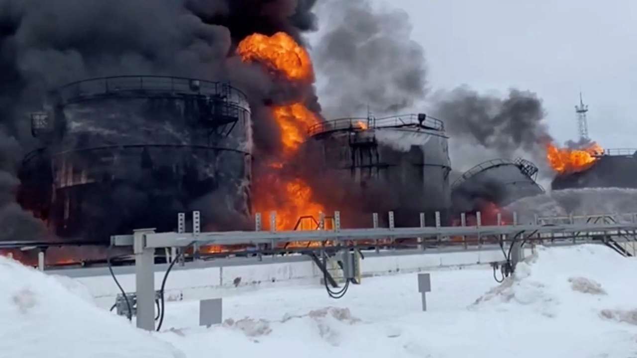 Ukraine tấn công kho dầu của Nga, Moscow công bố số máy bay không người lái bị bắn hạ