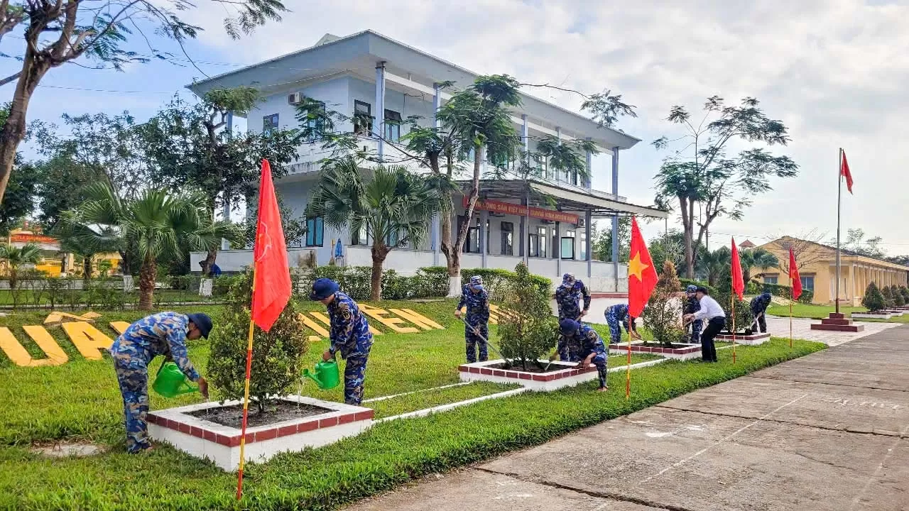 Cán bộ chiến sĩ Hải quân hưởng ứng Tết trồng cây đời đời nhớ ơn Bác Hồ