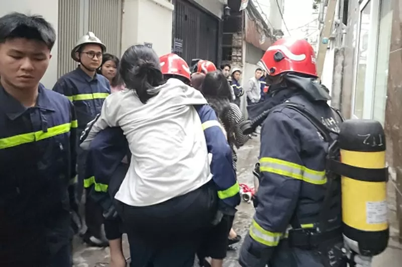 Hà Nội liên tiếp giải cứu người dân trong các vụ hỏa hoạn Hà Nội liên tiếp giải cứu người dân trong các vụ hỏa hoạn