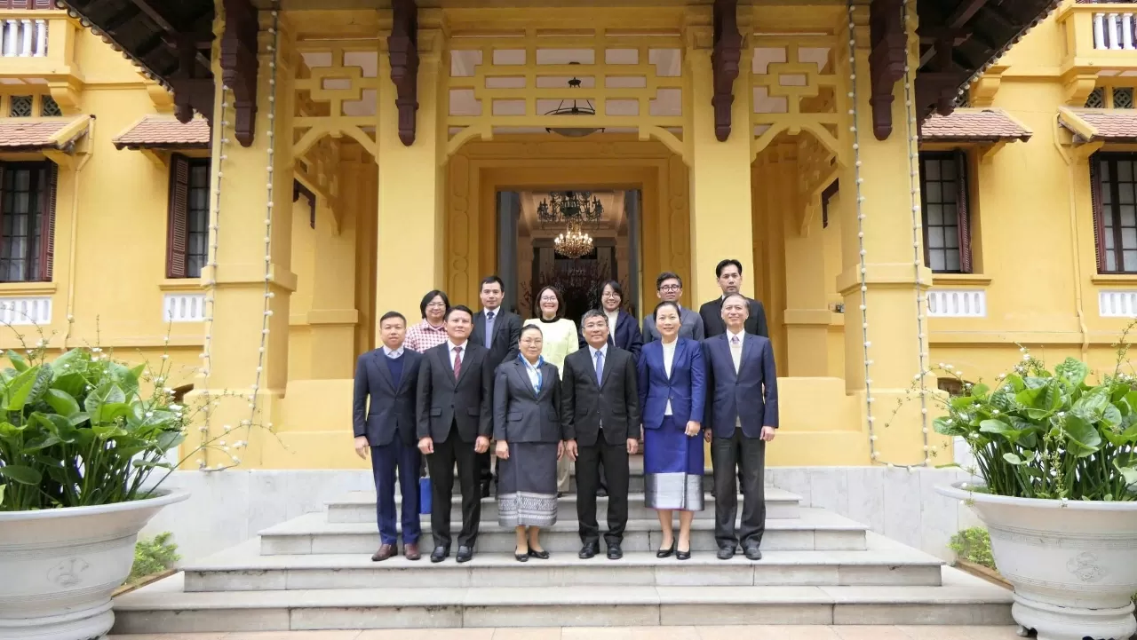 Thứ trưởng Thường trực Nguyễn Minh Vũ chụp ảnh lưu niệm cùng Đại sứ (Ảnh: Thành Long)
