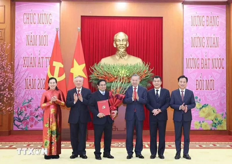 Tổng Bí thư Tô Lâm trao Quyết định của Bộ Chính trị cho Đảng bộ trực thuộc Trung ương Tổng Bí thư Tô Lâm trao Quyết định của Bộ Chính trị cho Đảng bộ trực thuộc Trung ương
