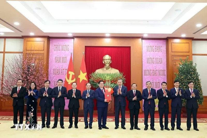 Tổng Bí thư Tô Lâm trao Quyết định của Bộ Chính trị cho Đảng bộ trực thuộc Trung ương Tổng Bí thư Tô Lâm trao Quyết định của Bộ Chính trị cho Đảng bộ trực thuộc Trung ương