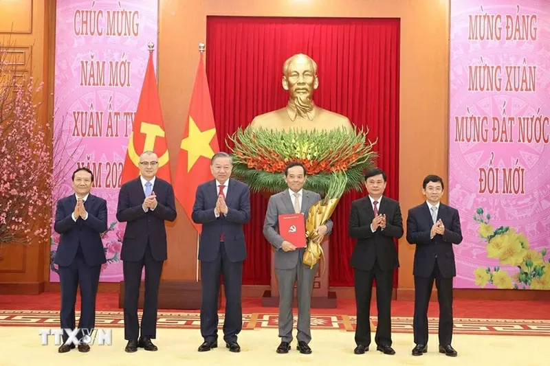 Tổng Bí thư Tô Lâm trao Quyết định của Bộ Chính trị cho Đảng bộ trực thuộc Trung ương Tổng Bí thư Tô Lâm trao Quyết định của Bộ Chính trị cho Đảng bộ trực thuộc Trung ương