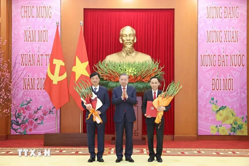 Tổng Bí thư Tô Lâm trao Quyết định của Bộ Chính trị cho Đảng bộ trực thuộc Trung ương Tổng Bí thư Tô Lâm trao Quyết định của Bộ Chính trị cho Đảng bộ trực thuộc Trung ương