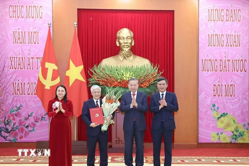 Tổng Bí thư Tô Lâm trao Quyết định của Bộ Chính trị cho Đảng bộ trực thuộc Trung ương Tổng Bí thư Tô Lâm trao Quyết định của Bộ Chính trị cho Đảng bộ trực thuộc Trung ương