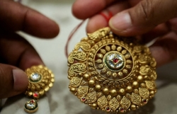 Giá vàng hôm nay 4/3/2025: Giá vàng tăng vọt giữa đe dọa thuế quan của ông Trump và thỏa thuận hòa bình Nga-Ukraine còn xa vời, có nên trữ hàng?