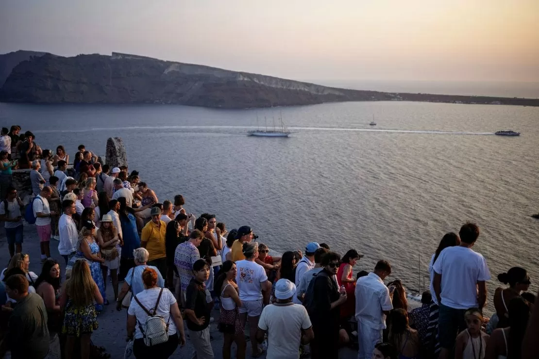 Hy Lạp tăng cường các chuyến bay đưa du khách rời đảo. (Nguồn: CNN)