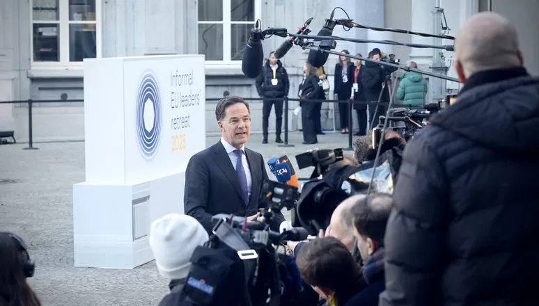 Dù thành viên sốc vì hành động của Tổng thống Trump, NATO vẫn quyết bám víu Mỹ đến cùng, nói 'ngớ ngẩn' nếu xa rời 'vòng tay' Washington Dù thành viên sốc vì hành động của Tổng thống Trump, NATO vẫn quyết bám víu Mỹ đến cùng, nói 'ngớ ngẩn' nếu xa rời 'vòng tay' Washington
