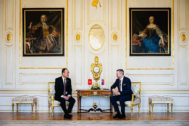 Đại sứ Phạm Trường Giang trình Thư ủy nhiệm lên Tổng thống Slovakia Đại sứ Phạm Trường Giang trình Thư ủy nhiệm lên Tổng thống Slovakia