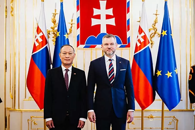 Đại sứ Phạm Trường Giang trình Thư ủy nhiệm lên Tổng thống Slovakia Đại sứ Phạm Trường Giang trình Thư ủy nhiệm lên Tổng thống Slovakia