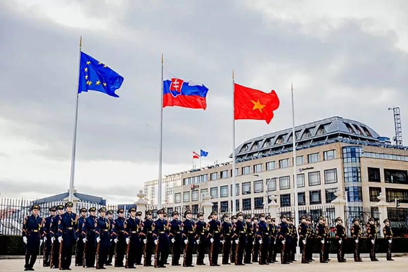 Đại sứ Phạm Trường Giang trình Thư ủy nhiệm lên Tổng thống Slovakia Đại sứ Phạm Trường Giang trình Thư ủy nhiệm lên Tổng thống Slovakia