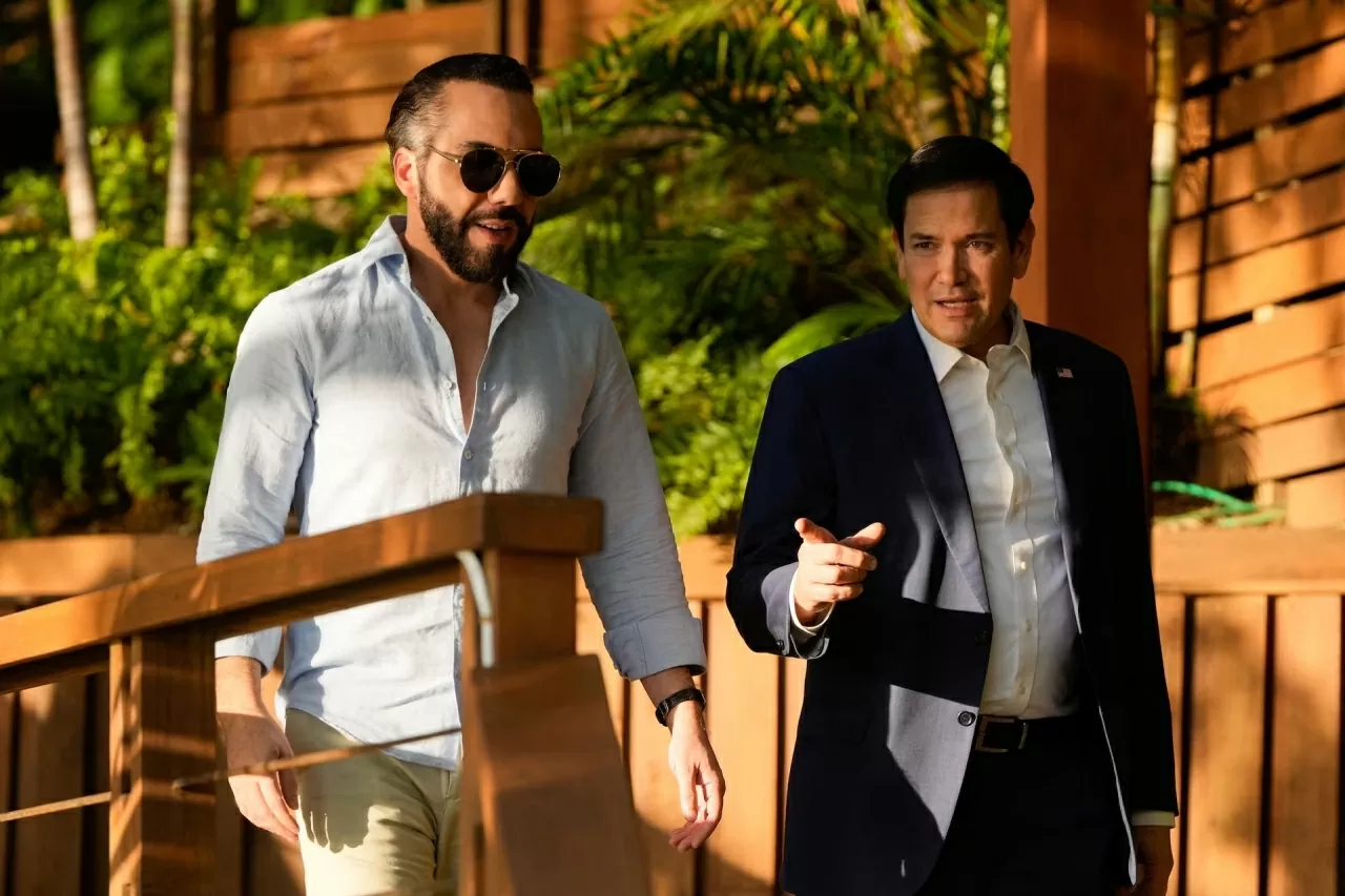 Ngoại trưởng Mỹ Marco Rubio gặp Tổng thống El Salvador Nayib Bukele tại dinh thự của ông tại Hồ Coatepeque, El Salvador, ngày 3/2. (Nguồn: Reuters) Ngoại trưởng Mỹ Marco Rubio gặp Tổng thống El Salvador Nayib Bukele tại dinh thự của ông tại Hồ Coatepeque, El Salvador, ngày 3/2. (Nguồn: Reuters)