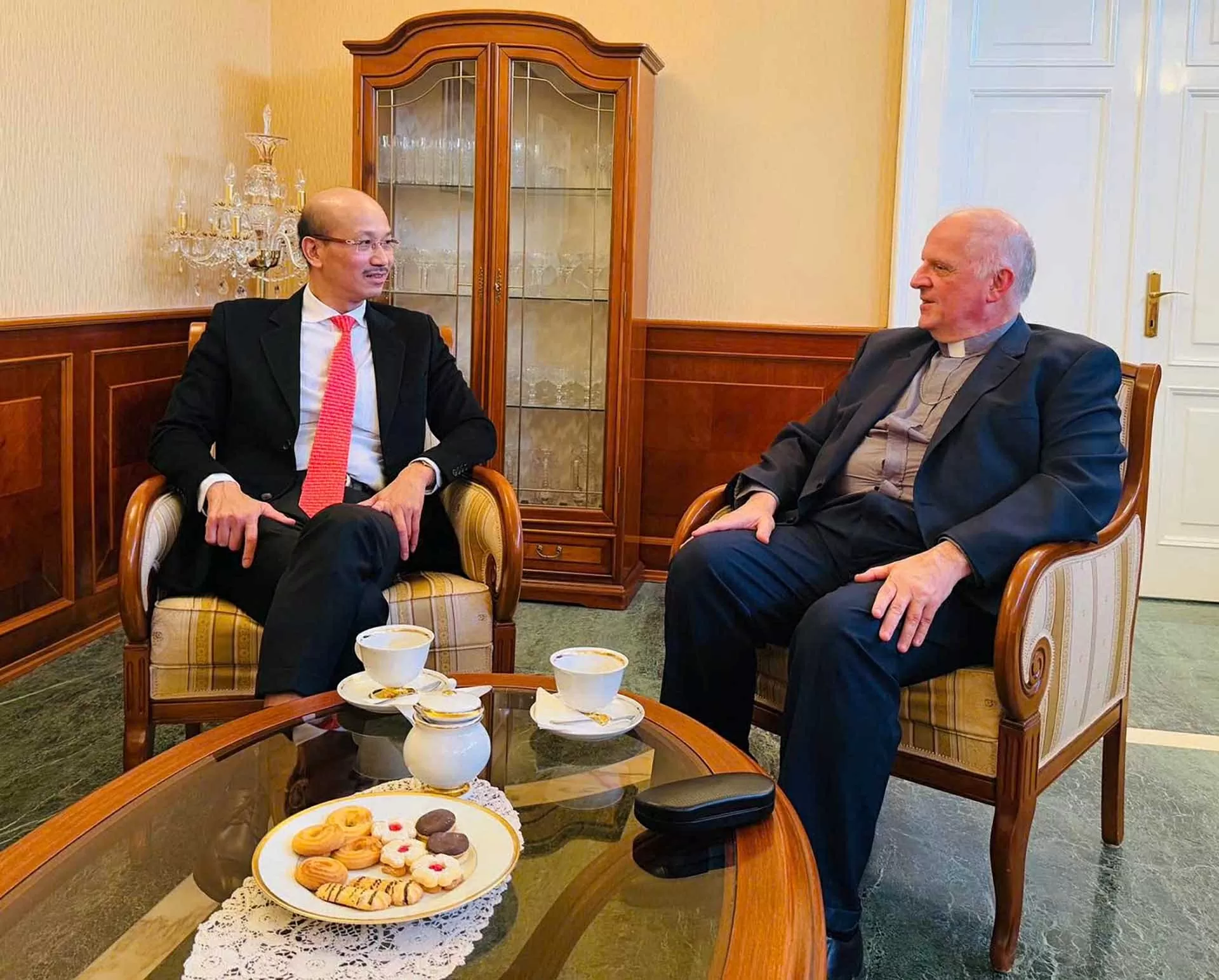 Đại sứ Bùi Lê Thái gặp Trưởng đoàn Ngoại giao tại Hungary