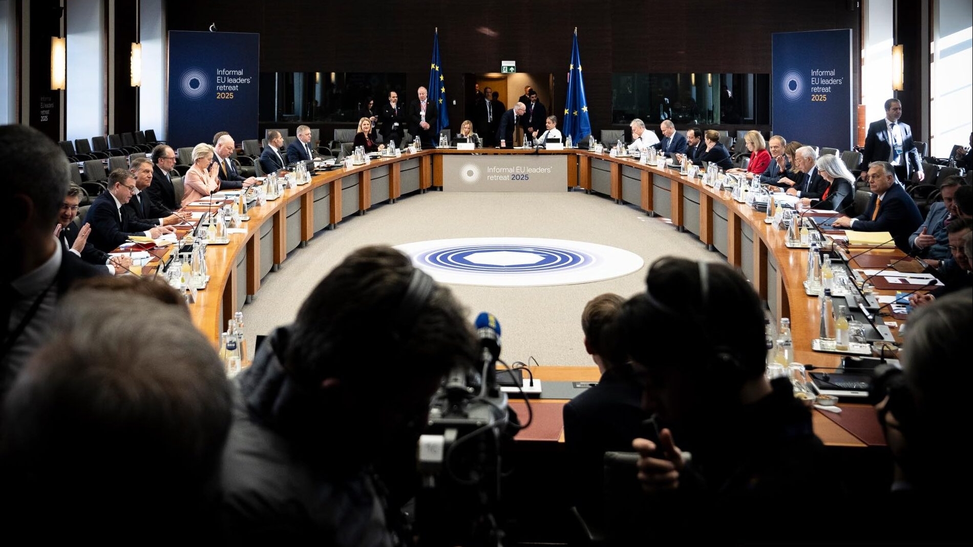 eu tinh tam truoc hang loat suc ep neu cao tinh than tu luc canh sinh voi quyet dinh nong nga chi trich