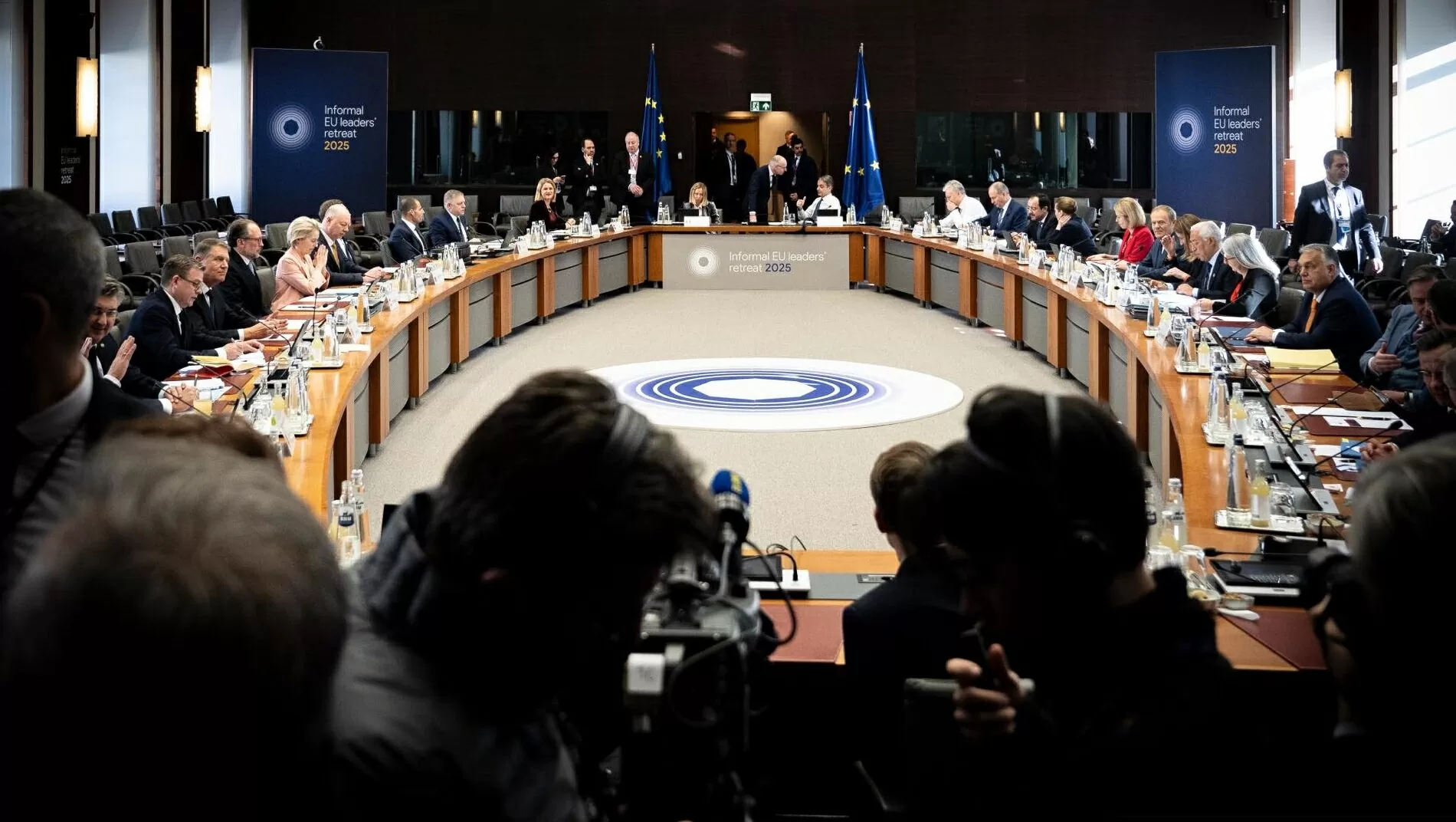 EU 'tĩnh tâm' trước hàng loạt sức ép, nêu cao tinh thần 'tự lực cánh sinh' với quyết định nóng, Nga chỉ trích 'thiển cận'