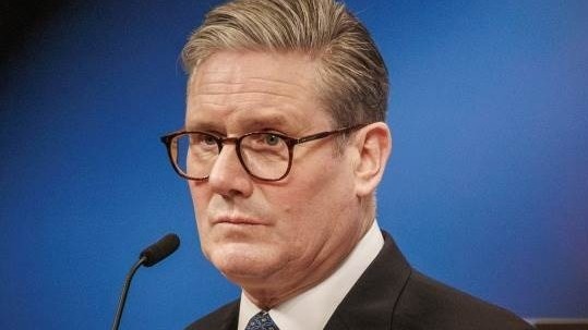 Thủ tướng Anh Keir Starmer từ chức: Khi chiến thắng áp đảo không đủ để giữ chân quyền lực