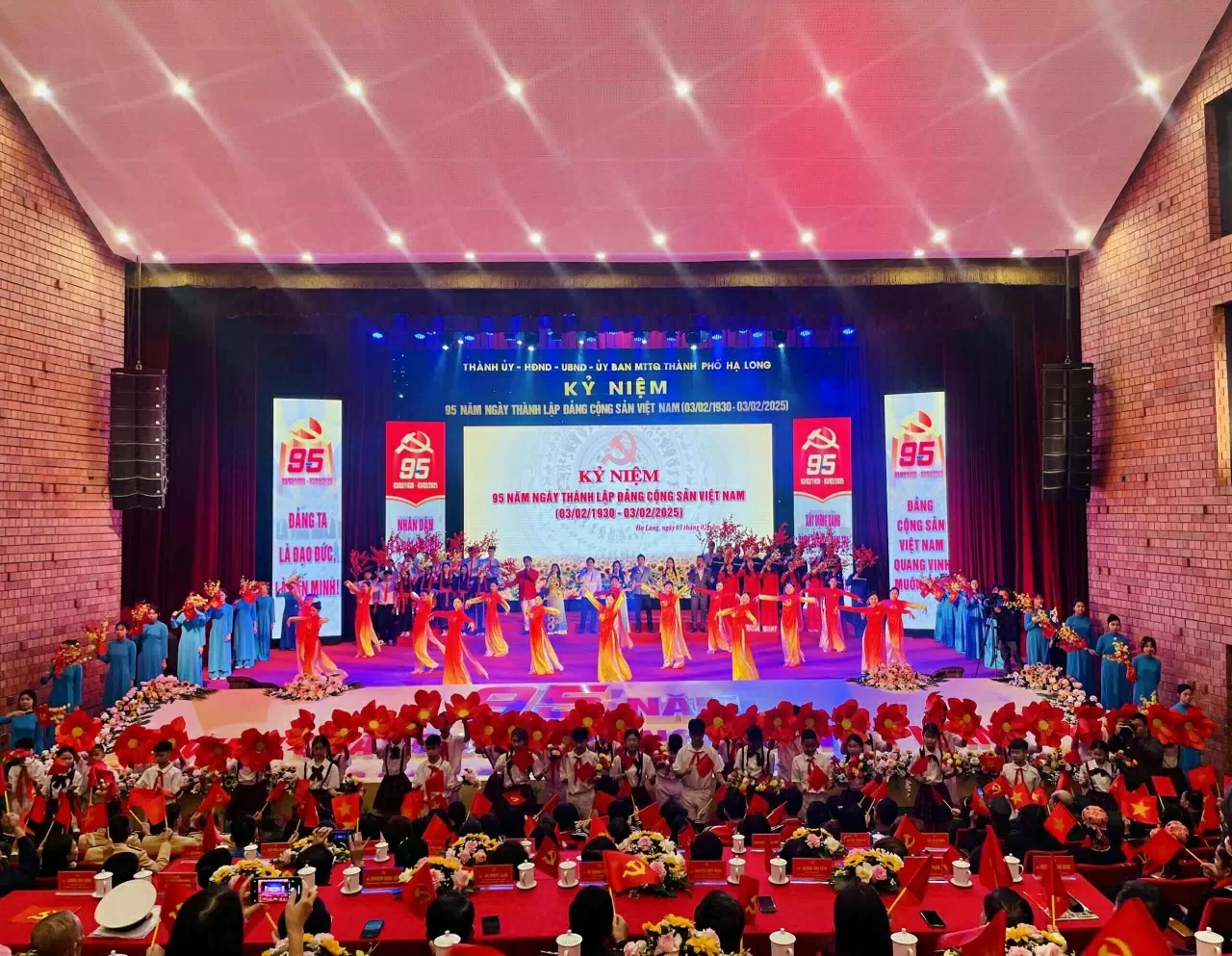 Quảng Ninh: TP. Hạ Long kỷ niệm 95 năm Ngày thành lập Đảng Cộng sản Việt Nam Quảng Ninh: TP. Hạ Long kỷ niệm 95 năm Ngày thành lập Đảng Cộng sản Việt Nam