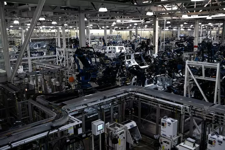 Các đợt thuế quan kéo dài sẽ đẩy đồng USD mạnh lên, làm hàng hóa do Mỹ sản xuất khó cạnh tranh, gây hạn chế hoạt động sản xuất của quốc gia này. (Nguồn: Reuters) Các đợt thuế quan kéo dài sẽ đẩy đồng USD mạnh lên, làm hàng hóa do Mỹ sản xuất khó cạnh tranh, gây hạn chế hoạt động sản xuất của quốc gia này. (Nguồn: Reuters)