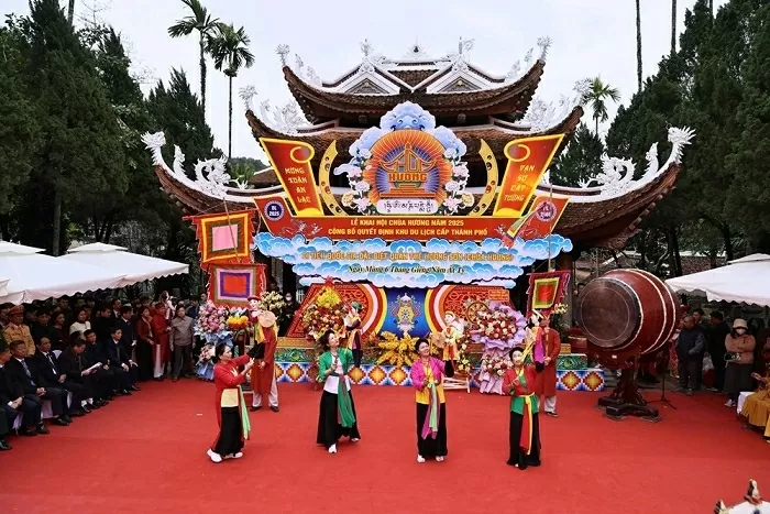 Thủ tướng Chính phủ yêu cầu không tổ chức lễ hội tràn lan, gây lãng phí Thủ tướng Chính phủ yêu cầu xử lý nghiêm các hành vi lợi dụng di tích, lễ hội, tín ngưỡng để trục lợi