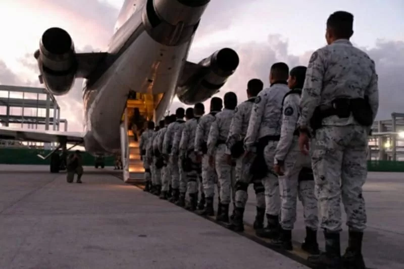 Các thành viên lực lượng Vệ binh quốc gia Mexico lên máy bay đến biên giới Mỹ ngày 4/2. (Nguồn: Reuters) Các thành viên lực lượng Vệ binh quốc gia Mexico lên máy bay đến biên giới Mỹ ngày 4/2. (Nguồn: Reuters)