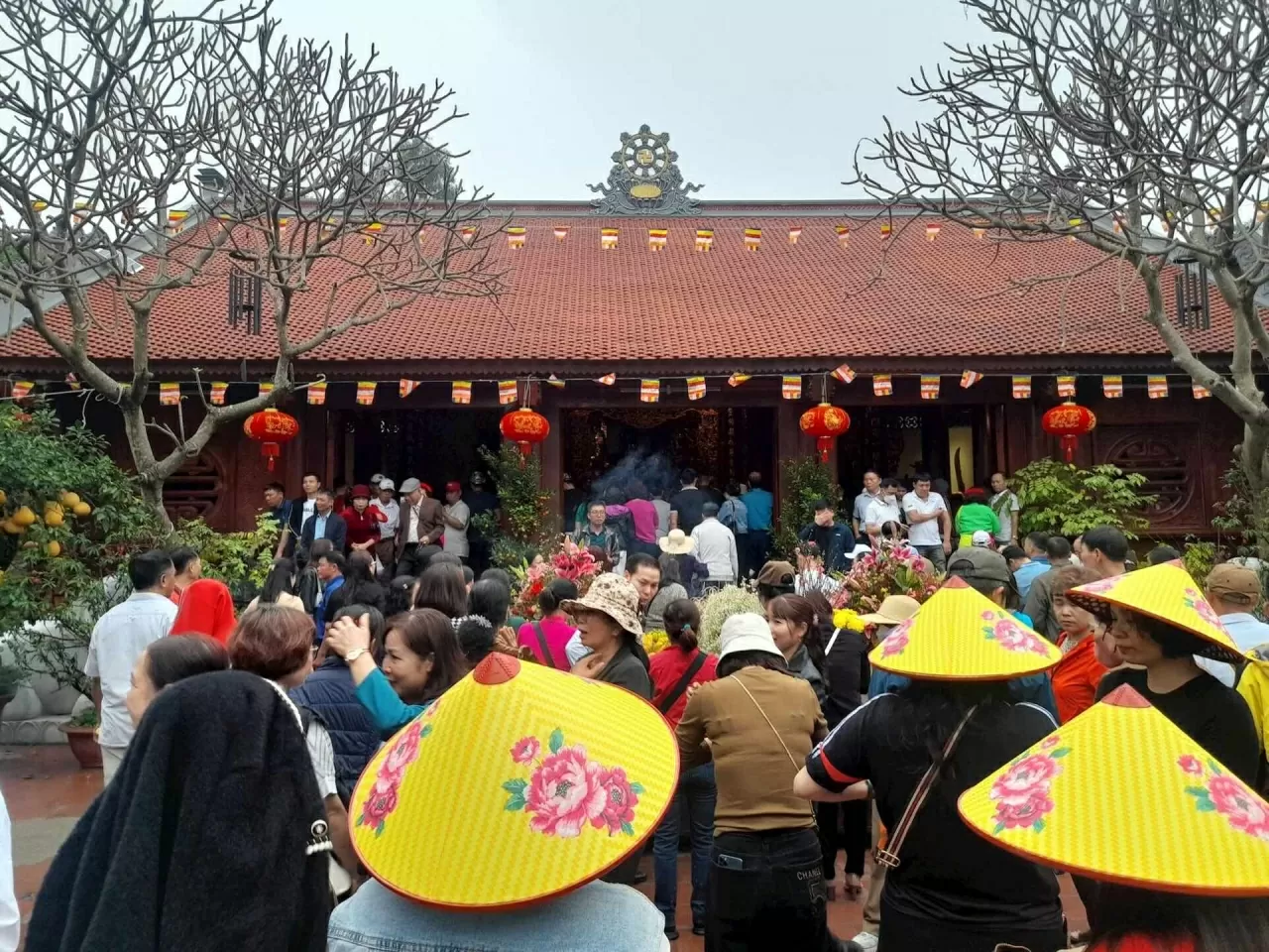 Du khách thập phương hành lễ tại chùa Lim (Hồng Ân).