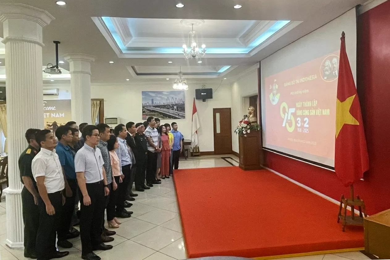 Đại sứ quán Việt Nam tại Indonesia trang trọng tổ chức Lễ kỷ niệm 95 năm ngày thành lập Đảng, phát động Đại sứ quán Việt Nam tại Indonesia trang trọng tổ chức Lễ kỷ niệm 95 năm ngày thành lập Đảng