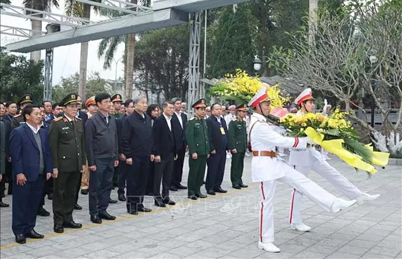 Tổng Bí thư Tô Lâm dâng hương tại Nghĩa trang liệt sĩ quốc gia Vị Xuyên (Hà Giang) Tổng Bí thư Tô Lâm dâng hương tại Nghĩa trang liệt sĩ quốc gia Vị Xuyên (Hà Giang)