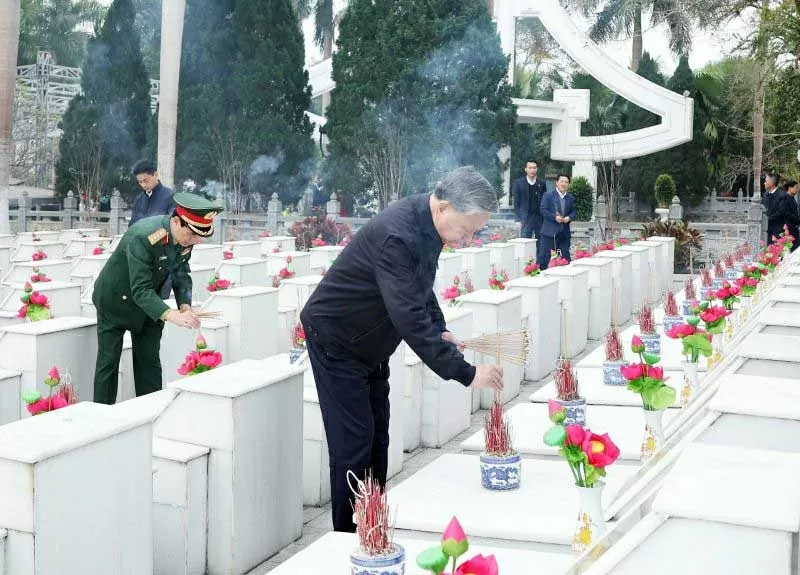 Tổng Bí thư Tô Lâm dâng hương tại Nghĩa trang liệt sĩ quốc gia Vị Xuyên (Hà Giang)