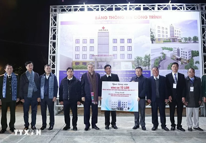 Tổng Bí thư Tô Lâm dâng hương tại Nghĩa trang liệt sĩ quốc gia Vị Xuyên (Hà Giang)
